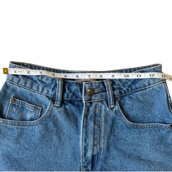 12 STOREEZ Flared Denim High Rise Mini Shorts, Medium Wash - Size XS - Picture 5 of 10